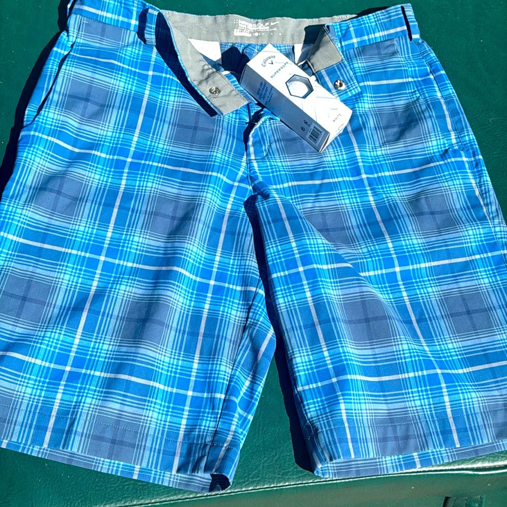 Men's Nike Golf Dri-Fit Tartan Plaid Flat Front Golf Shorts w/Sleeve of Balls.